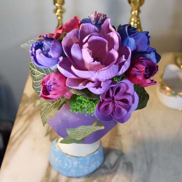 Bright cheerful and fun! Woman in hat planter/vase w/Sola wood flowers - Picture 5 of 10
